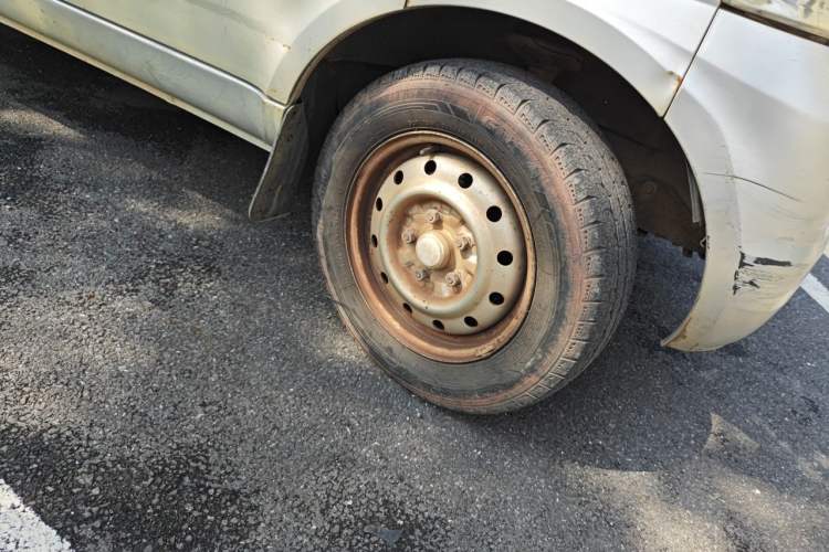 Used Wuling Rongguang 2017 1.5L Extended Basic Version Right Front Wheel Hub