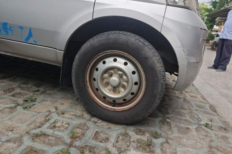 Used Wuling Rongguang 2017 1.5L Extended Basic Version Right Front Wheel Hub