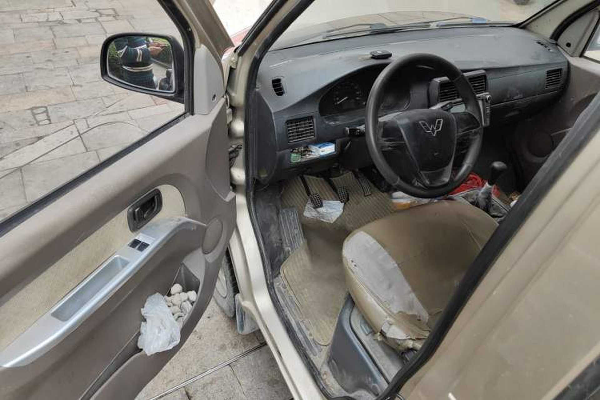 Used Wuling Rongguang 2017 1.5L Extended Basic Version Interior 3