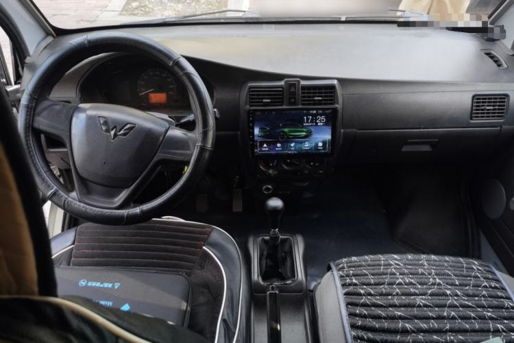 Used Wuling Rongguang 2017 1.5L Extended Basic Version Center Console