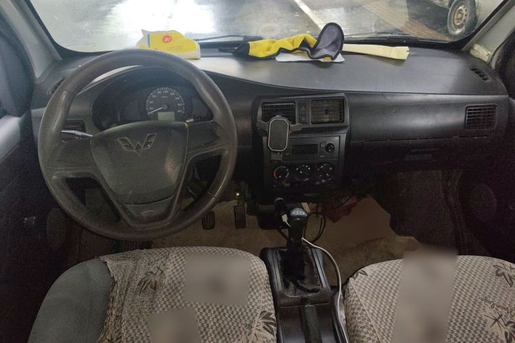 Used Wuling Rongguang 2017 1.5L Extended Basic Version Center Console