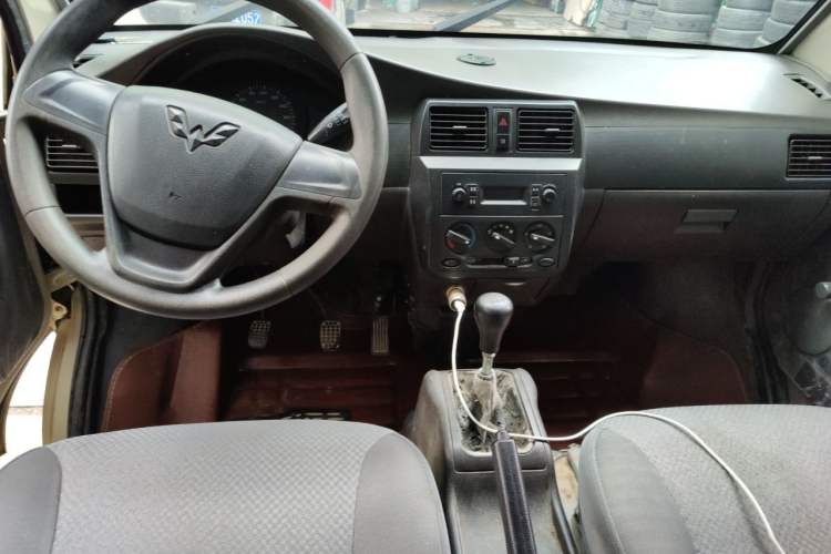 Used Wuling Rongguang 2017 1.5L Extended Basic Version Center Console