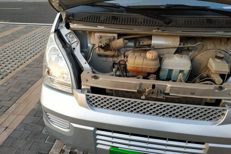 Used Wuling Rongguang 2017 1.5L Extended Basic Version Engine Bay Right