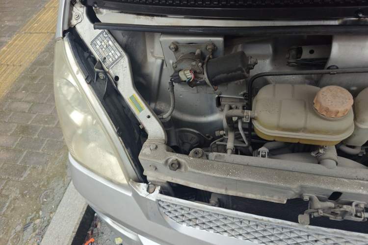 Used Wuling Rongguang 2017 1.5L Extended Basic Version Engine Bay Right