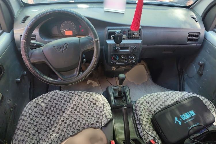 Used Wuling Rongguang 2017 1.5L Extended Basic Version Interior 2