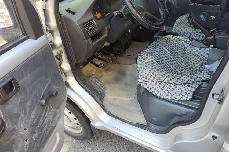 Used Wuling Rongguang 2017 1.5L Extended Basic Version Interior 3
