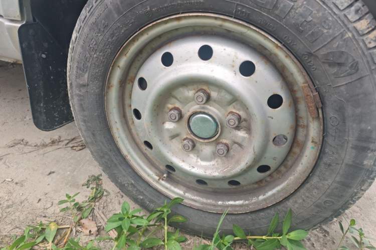 Used Wuling Rongguang 2017 1.5L Extended Basic Version Right Front Wheel Hub