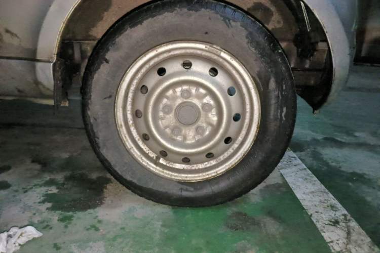 Used Wuling Rongguang 2017 1.5L Extended Basic Version Right Front Wheel Hub