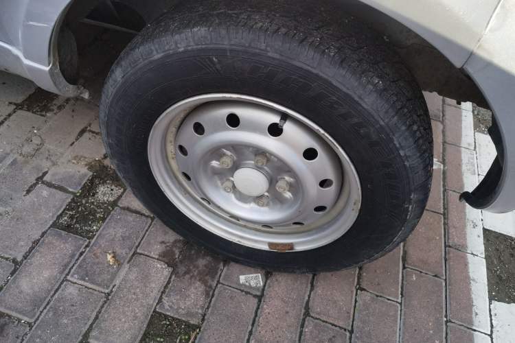 Used Wuling Rongguang 2017 1.5L Extended Basic Version Right Front Wheel Hub
