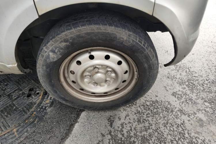 Used Wuling Rongguang 2017 1.5L Extended Basic Version Right Front Wheel Hub