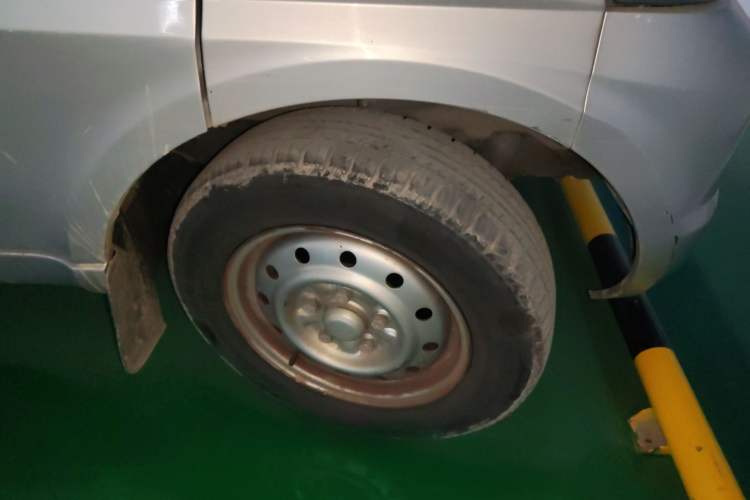 Used Wuling Rongguang 2017 1.5L Extended Basic Version Right Front Wheel Hub