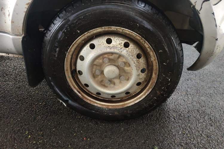 Used Wuling Rongguang 2017 1.5L Extended Basic Version Right Front Wheel Hub