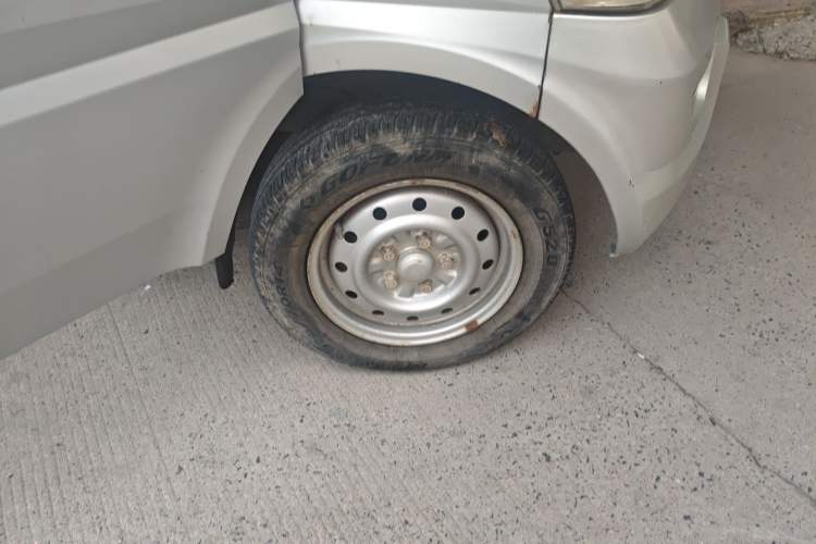 Used Wuling Rongguang 2017 1.5L Extended Basic Version Right Front Wheel Hub