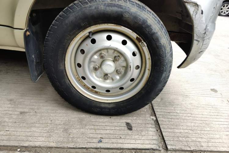 Used Wuling Rongguang 2017 1.5L Extended Basic Version Right Front Wheel Hub