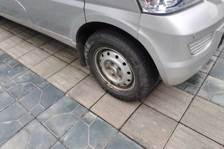Used Wuling Rongguang 2017 1.5L Extended Basic Version Right Front Wheel Hub