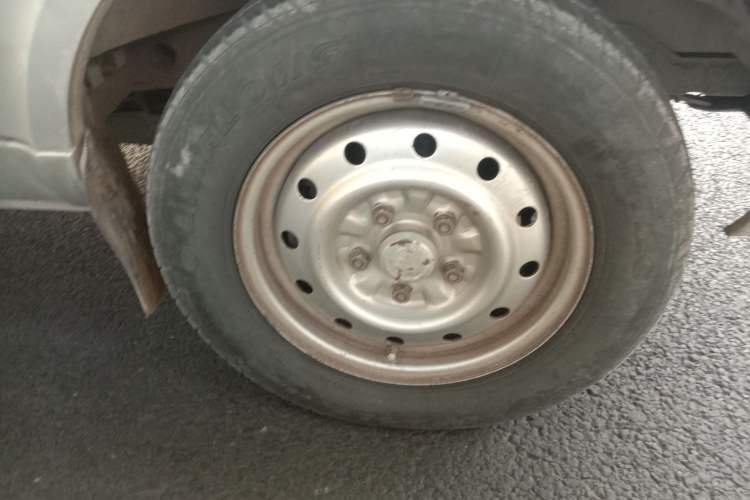 Used Wuling Rongguang 2017 1.5L Extended Basic Version Right Front Wheel Hub