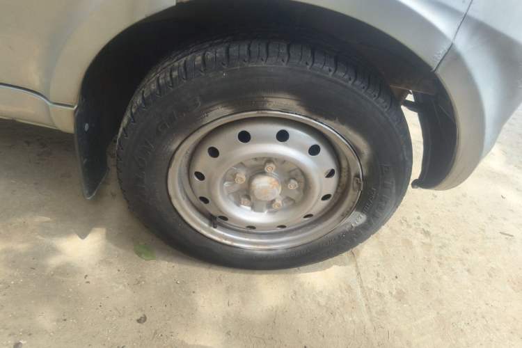 Used Wuling Rongguang 2017 1.5L Extended Basic Version Right Front Wheel Hub