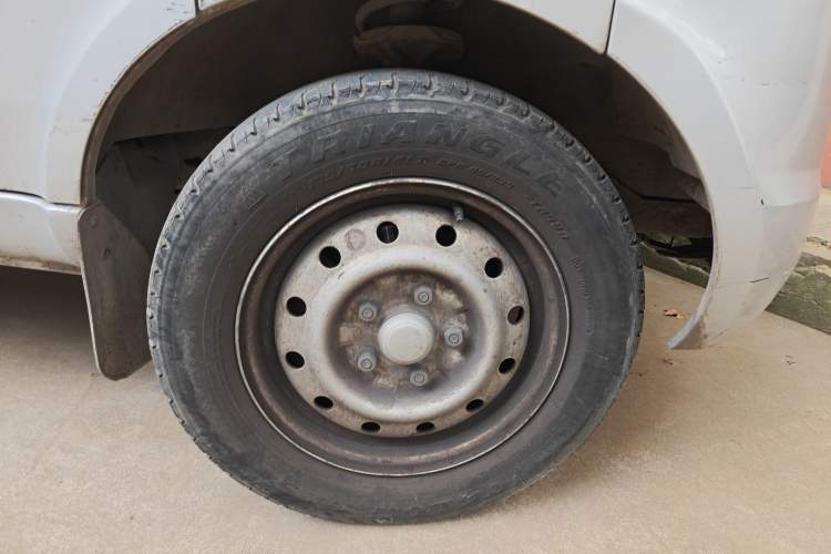 Used Wuling Rongguang 2017 1.5L Extended Basic Version Right Front Wheel Hub