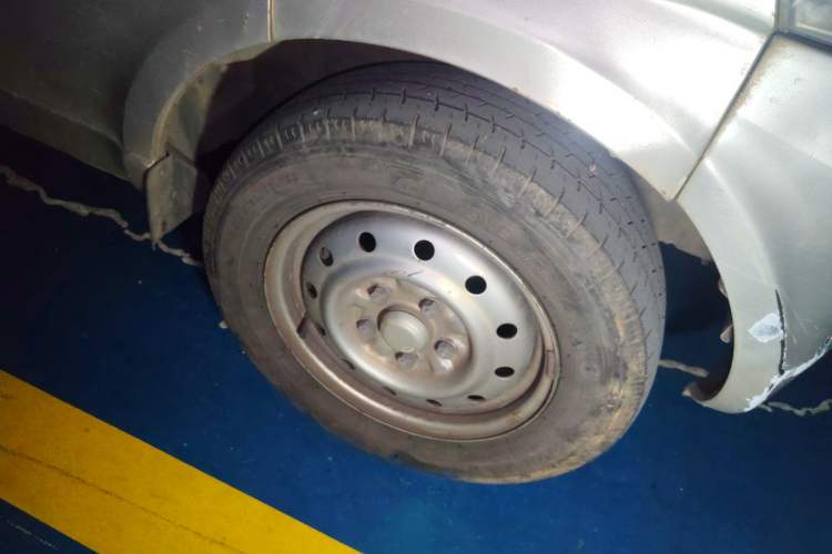 Used Wuling Rongguang 2017 1.5L Extended Basic Version Right Front Wheel Hub