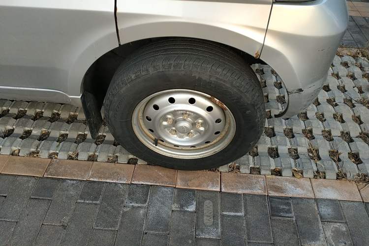 Used Wuling Rongguang 2017 1.5L Extended Basic Version Right Front Wheel Hub