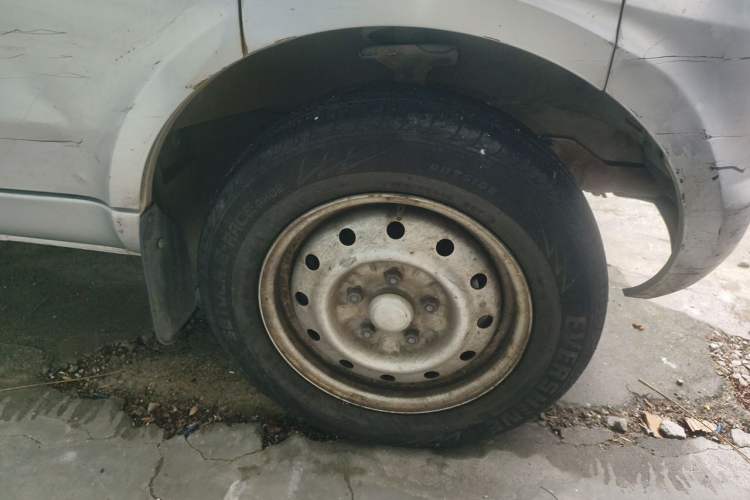 Used Wuling Rongguang 2017 1.5L Extended Basic Version Right Front Wheel Hub