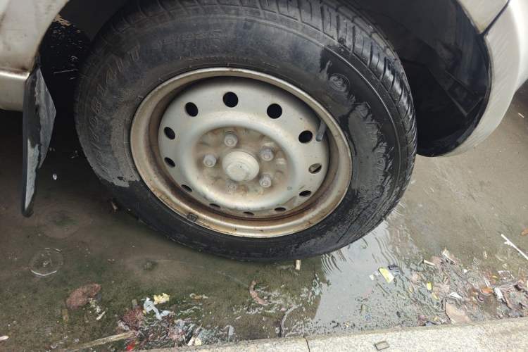 Used Wuling Rongguang 2017 1.5L Extended Basic Version Right Front Wheel Hub