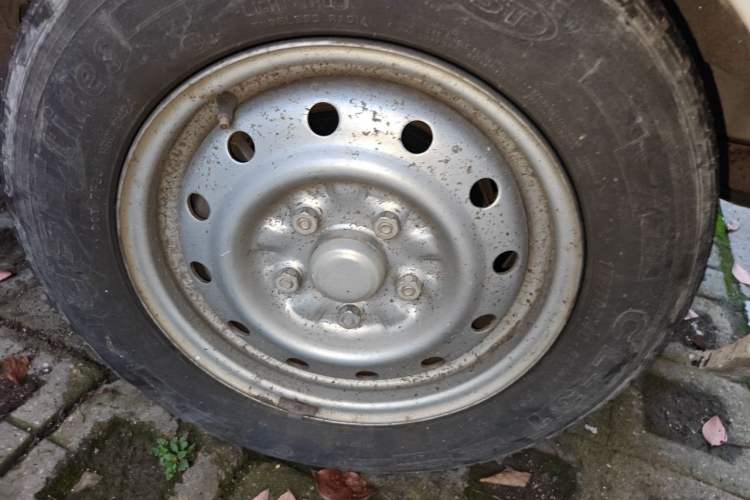 Used Wuling Rongguang 2017 1.5L Extended Basic Version Right Front Wheel Hub