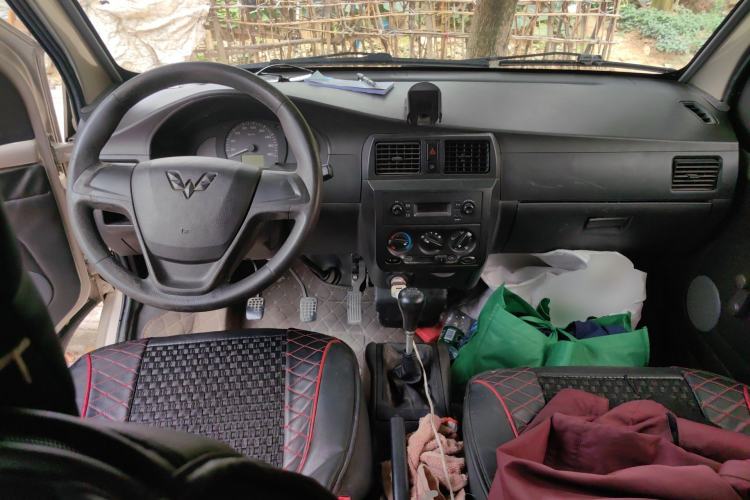 Used Wuling Rongguang 2017 1.5L Extended Basic Version Center Console