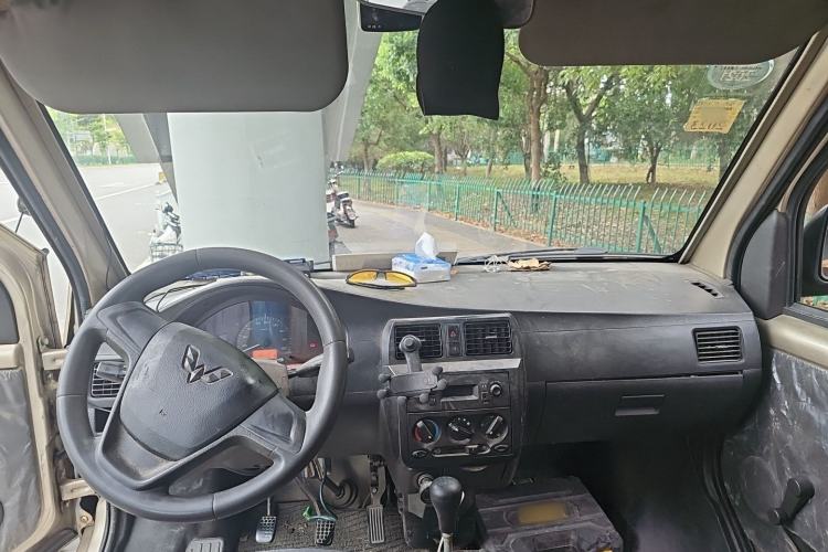 Used Wuling Rongguang 2017 1.5L Extended Basic Version Center Console