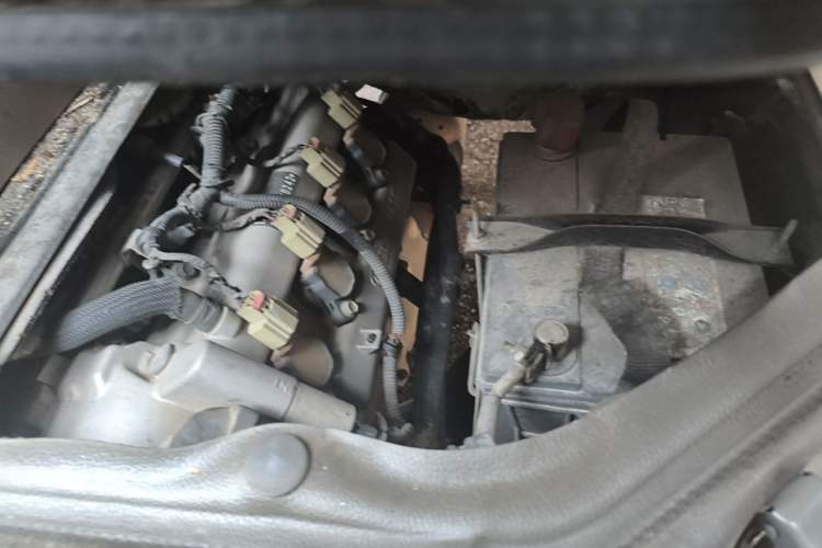 Used Wuling Rongguang 2017 1.5L Extended Basic Version Engine Bay Left