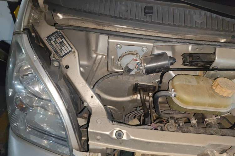Used Wuling Rongguang 2017 1.5L Extended Basic Version Engine Bay Right