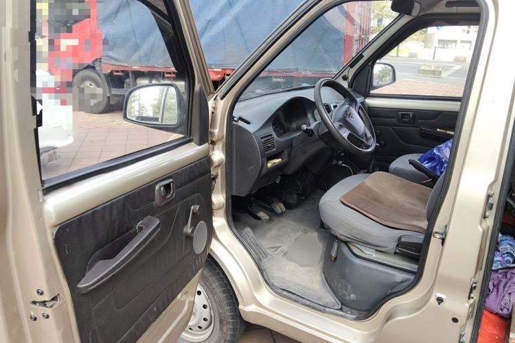 Used Wuling Rongguang 2017 1.5L Extended Basic Version Interior 3