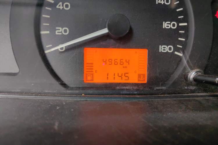 Used Wuling Rongguang 2017 1.5L Extended Basic Version Odometer Close Up