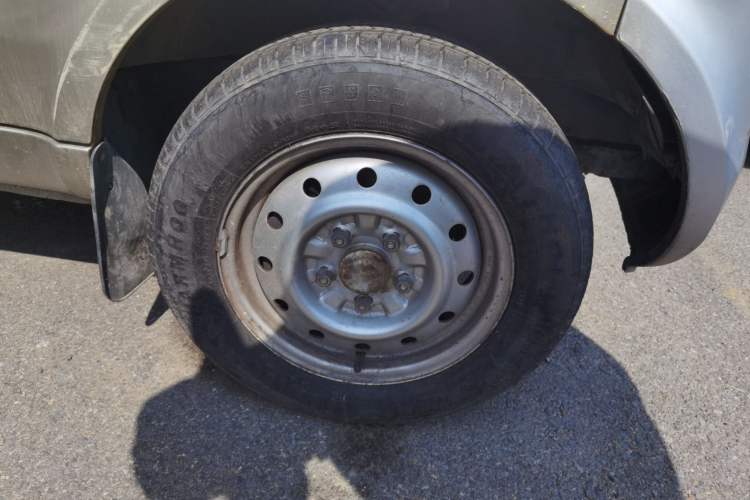 Used Wuling Rongguang 2017 1.5L Extended Basic Version Right Front Wheel Hub