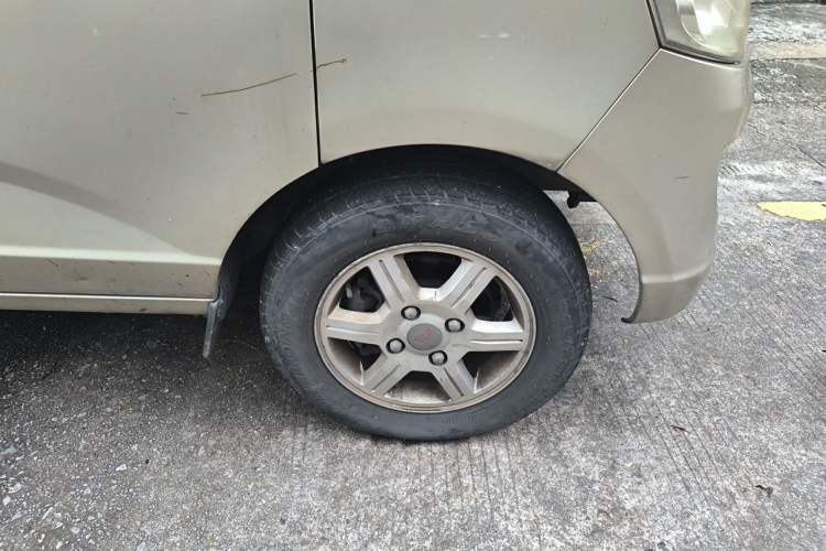 Used Wuling Rongguang 2017 1.5L Extended Basic Version Right Front Wheel Hub