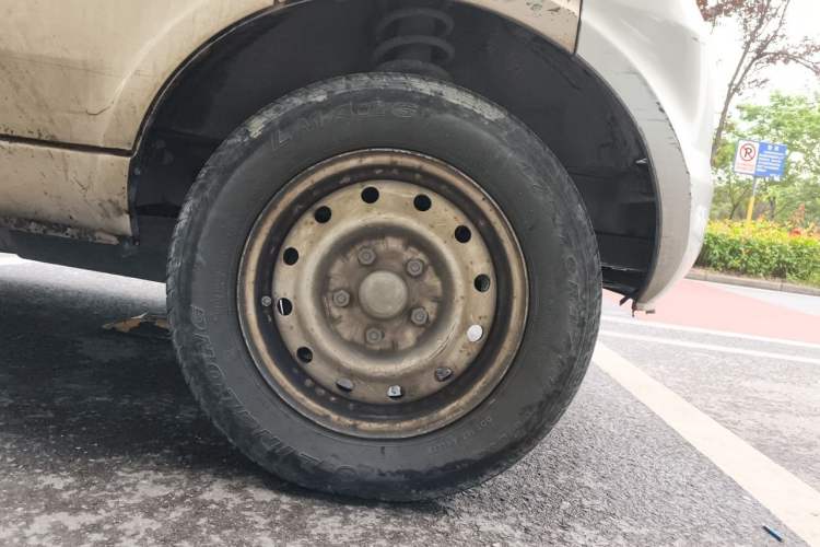 Used Wuling Rongguang 2017 1.5L Extended Basic Version Right Front Wheel Hub