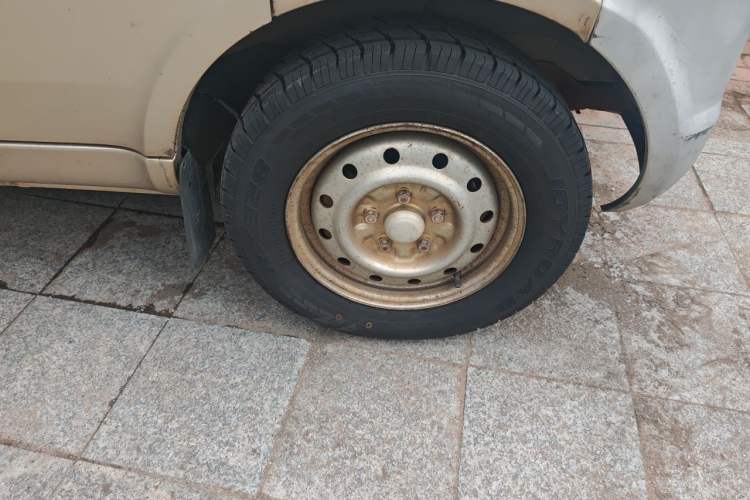Used Wuling Rongguang 2017 1.5L Extended Basic Version Right Front Wheel Hub