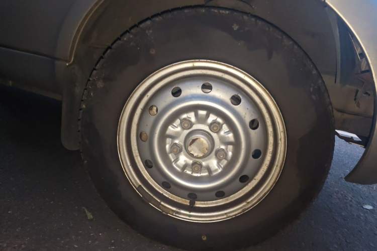 Used Wuling Rongguang 2017 1.5L Extended Basic Version Right Front Wheel Hub