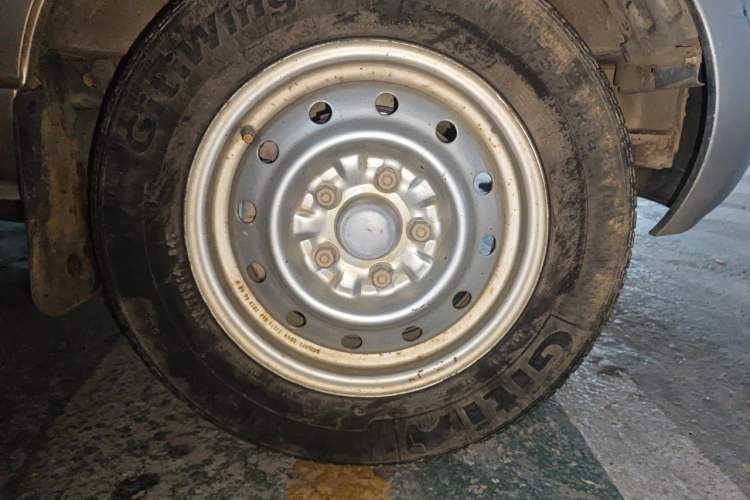Used Wuling Rongguang 2017 1.5L Extended Basic Version Right Front Wheel Hub