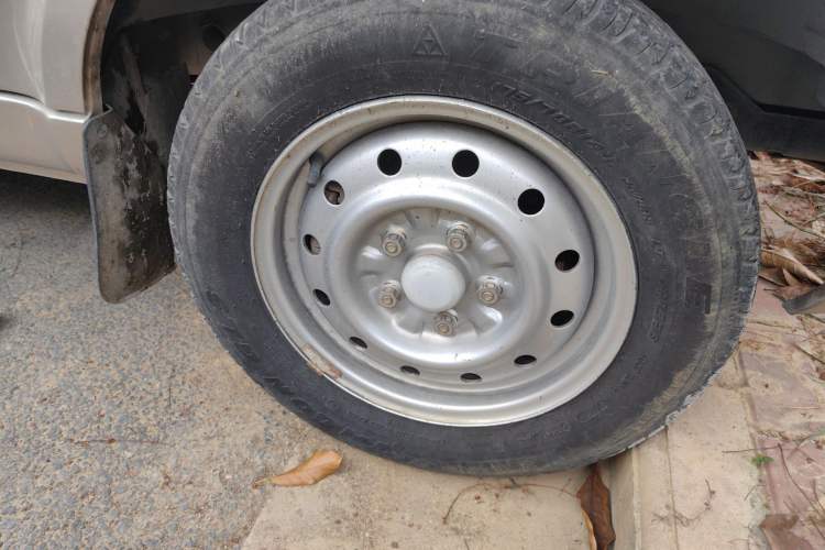 Used Wuling Rongguang 2017 1.5L Extended Basic Version Right Front Wheel Hub