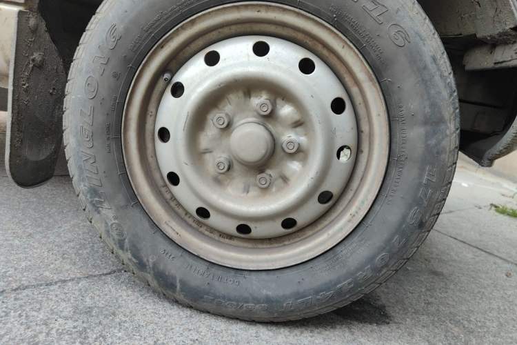 Used Wuling Rongguang 2017 1.5L Extended Basic Version Right Front Wheel Hub