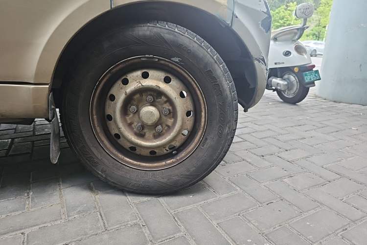Used Wuling Rongguang 2017 1.5L Extended Basic Version Right Front Wheel Hub