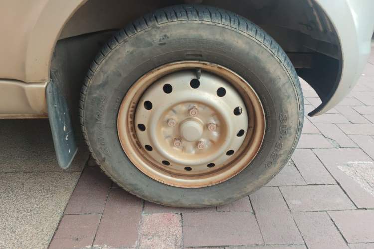 Used Wuling Rongguang 2017 1.5L Extended Basic Version Right Front Wheel Hub