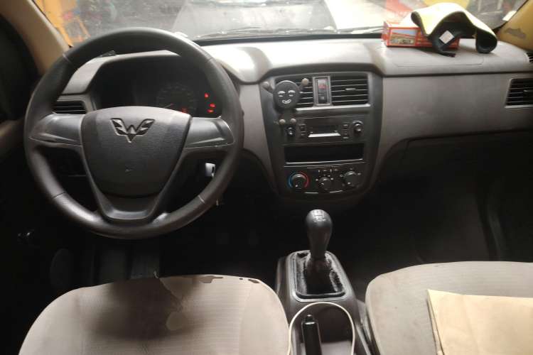 Used Wuling Rongguang 2019 1.2L S Van Standard Model with 5 Seats Center Console