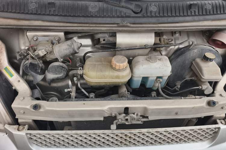 Used Wuling Rongguang 2019 1.5L Extended-Body Van Base Model with 5 Seats Engine Bay