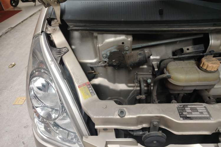 Used Wuling Rongguang 2019 1.2L S Van Standard Model with 5 Seats Engine Bay Right
