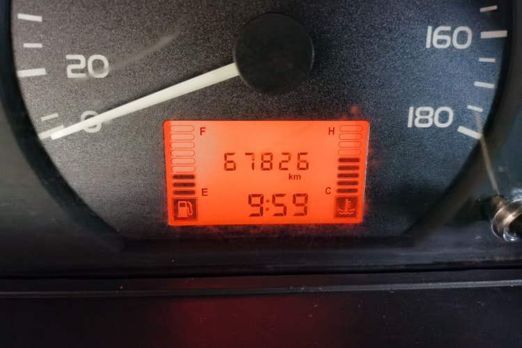 Used Wuling Rongguang 2019 1.5L Extended-Body Van Base Model with 5 Seats Odometer Close Up