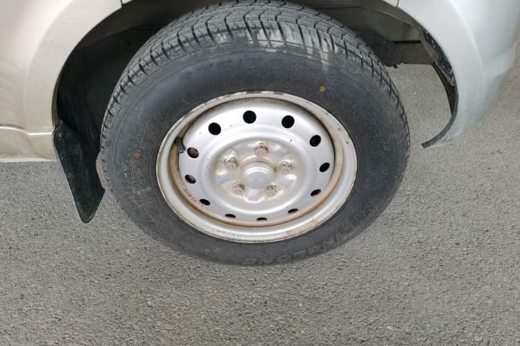 Used Wuling Rongguang 2019 1.5L Extended-Body Van Base Model with 5 Seats Right Front Wheel Hub
