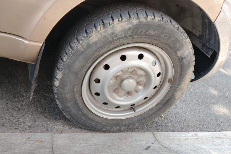 Used Wuling Rongguang 2019 1.5L Extended Basic Version Right Front Wheel Hub