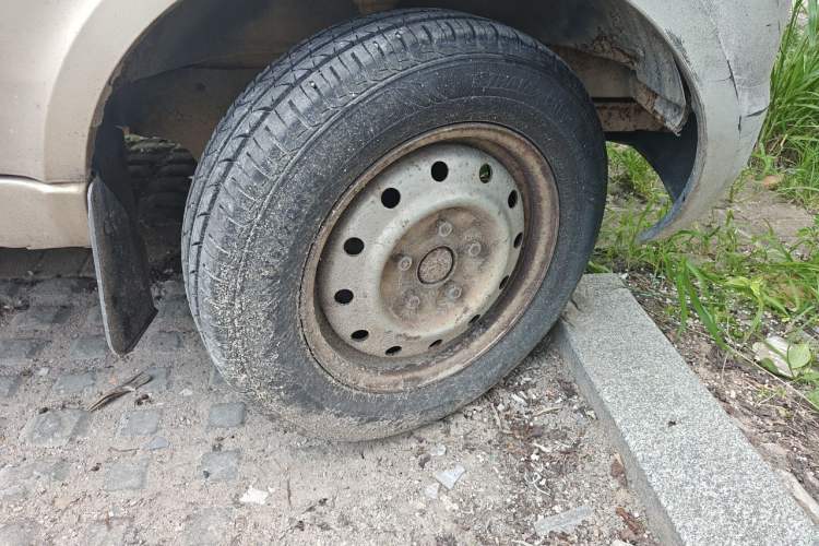 Used Wuling Rongguang 2019 1.5L Extended Basic Version Right Front Wheel Hub